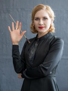 Дирижёр Ирина Плотникова